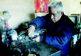 古稀盲老漢身懷絕技 樂器維修、刺繡與修理電器的非凡人生